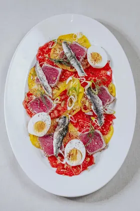 Tomates, thon mi-cuit et anchois