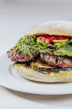 Burger grillé, herbes fraîches