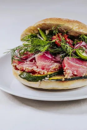 Thon mi-cuit, pain toasté